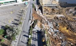 İstanbul'da istinat duvarının yıkılması sonucu yol çöktü
