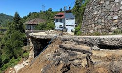 Rize'de istinat duvarı yıkıldı, mahalle yolu ulaşıma kapandı