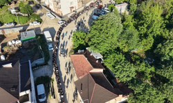 Bursa'da 60 yıllık gelenek: 1 kilometrelik bayramlaşma kuyruğu oluştu