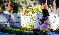 Şehit aileleri bayramın ilk gününde Edirnekapı Şehitliği'ni ziyaret etti