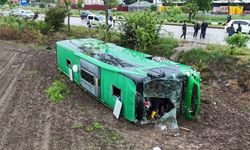 Çanakkale'de otobüs tarlaya devrildi! 46 kişi yaralandı
