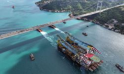 Dev vinç gemisi "Saipem 7000" İstanbul Boğazı'na giriş yaptı