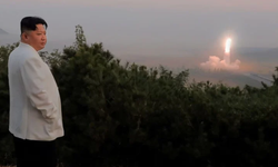 Kim Jong-un yeni silahların test edilmesini izledi