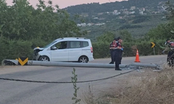 Bursa'da elektrik direğine çarpan sürücüye yardım etmek isteyen kişi akıma kapılarak can verdi