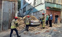 Beyoğlu'nda 2 katlı metruk bina çöktü