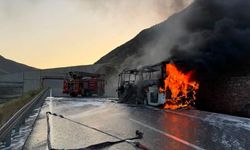 Erzincan'da seyir halindeki otobüs alev alev yandı