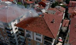 Kütahya'da binanın çatısına yıldırım düştü, yangın çıktı