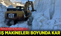 Temmuz ortasında kış esareti: Yüksekova’da 8 metrelik kar tünelleri, iş makinesi içinde kayboldu