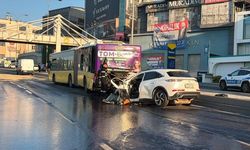 Küçükçekmece'de İETT otobüsüne çarpan otomobildeki 3 kişi öldü