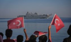 TCG Anadolu ile TCG Heybeliada'dan, Yalova'da selamlama geçişi