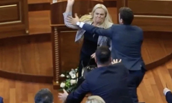 Kosova meclisinde protesto: Başbakana yumurta fırlattı