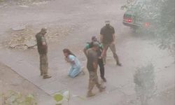 Ukrayna’da seferberlik tepkisi: Kadın, eşinin alınmaması için görevlilerin önünde diz çöktü