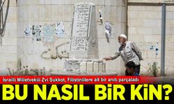 İsrailli aşırı sağcı Milletvekili Zvi Sukkot, askerlerin korumasında Filistinlilere ait bir anıtı parçaladı