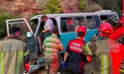 İzmir'de tarım işçilerini taşıyan minibüs kaza yaptı: Ölü ve yaralılar var