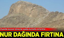 Mekke'deki Nur Dağı’nda aniden etkili olan fırtına ve şiddetli rüzgar, ziyarette bulunan umrecilere zor anlar yaşattı.