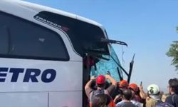 Yolcu otobüsü kamyona çarptı: 1'i ağır 8 kişi yaralandı