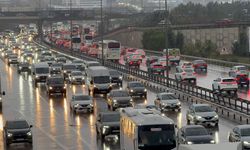 İstanbul'da yağış trafiği kilitledi