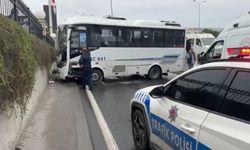 Avcılar'da kontrolden çıkan servis midibüsü kaza yaptı