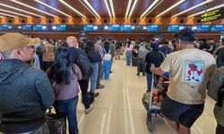 Endonezya'da yanardağ patladı, 2 bin 300'den fazla uçuş iptal edildi