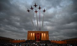 Türk Yıldızları'ndan Cumhuriyet Bayramı'nda Anıtkabir üzerinde saygı uçuşu