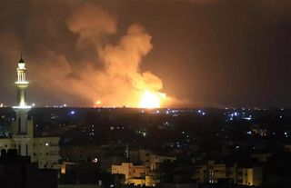 Siyonist rejim, Gazze'de iki noktayı bombaladı