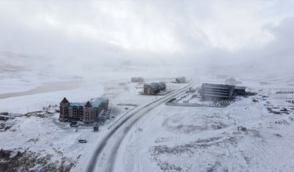 Erciyes Kayak Merkezi'ne kar yağdı