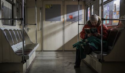 Kiev'de siviller metro istasyonlarında kalmaya devam ediyor