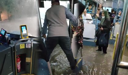 İETT otobüsünü su bastı vatandaş ne yapacağını şaşırdı