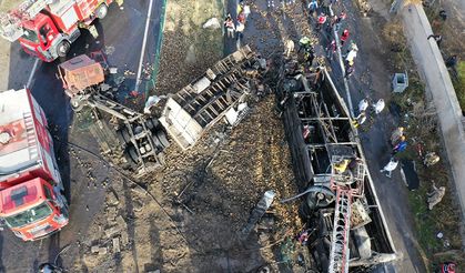 Ağrı'da yolcu otobüsü ve kamyon çarpıştı: 7 ölü 11 yaralı