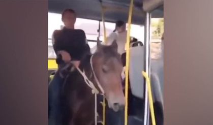 Atıyla birlikte otobüse bindi