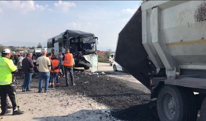 Adana'da depremzedeleri taşıyan otobüs kaza yaptı: 2 ölü 4 yaralı