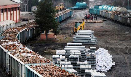 Karabük'te vagonlara yüklenen 1467 ster odun deprem bölgelerine gönderiliyor