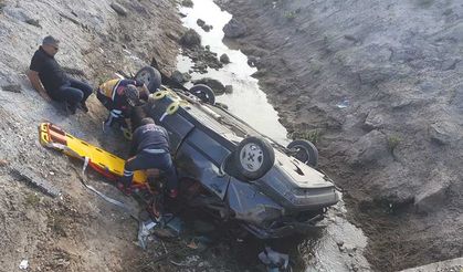 Amasya'da kanala devrilen otomobildeki 2 kişi öldü, 1 kişi yaralandı