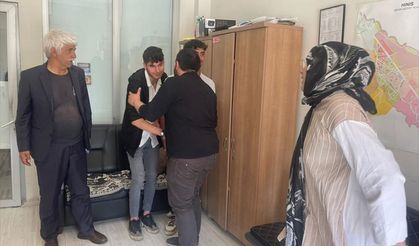 Erzurum'da gençlerin bulduğu 500 bin liralık altın polisle sahibine verildi