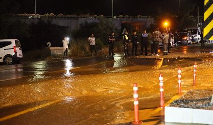 Bodrum'da içme suyu hattında patlama oldu, kara yolu trafiğe kapatıldı