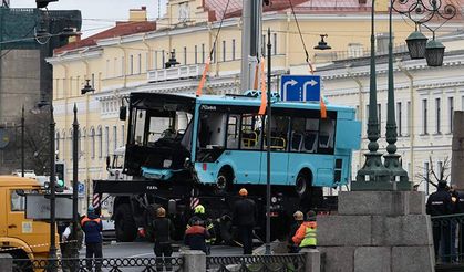 Rusya'da yolcu otobüsü nehre düştü: 7 kişi öldü