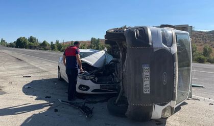 Bingöl'de kamyonet ile otomobilin çarpışması sonucu 5 kişi yaralandı