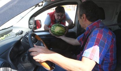 Aksaray Belediyesi, üreticilerden aldığı 80 ton karpuzu sürücülere ve vatandaşlara ikram etti