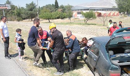 Erzincan'da otomobil yoldan çıktı, 2'si çocuk 4 kişi yaralandı