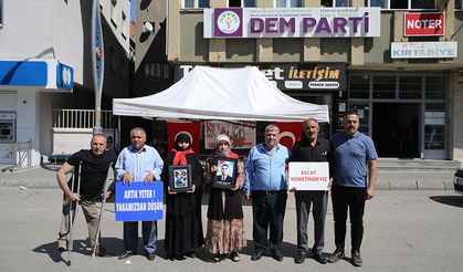 Muşlu aileler, DEM Parti önündeki "evlat nöbeti"ni sürdürüyor