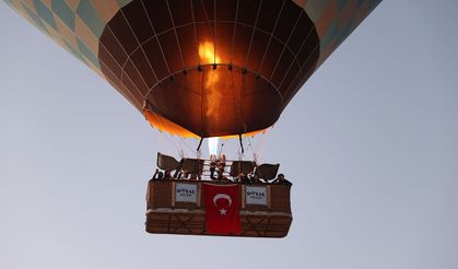 Kapadokya'da balonlar Türk bayraklarını gökyüzünde dalgalandırdı