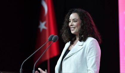 Azra Akın'dan hükümetin normal doğum politikalarına destek!