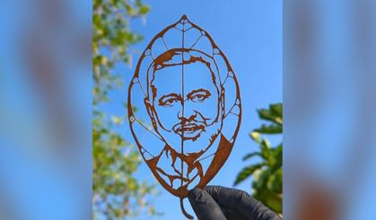 Endonezyalı sanatçı yaprak üzerine şehit İsmail Haniye’nin fotoğrafını işledi