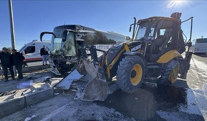 Nevşehir'de otobüs iş makinesine çarptı, 6 kişi yaralandı