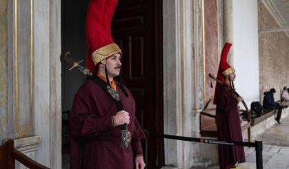 Topkapı Sarayı'nda jandarmalar 'silahtar' kıyafetiyle nöbet tutuyor