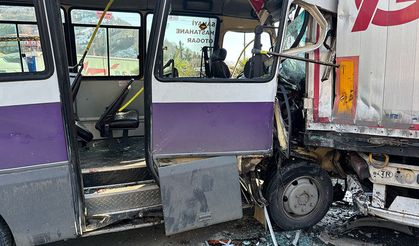 Artvin'de minibüsün tıra çarptığı kazada 12 kişi yaralandı