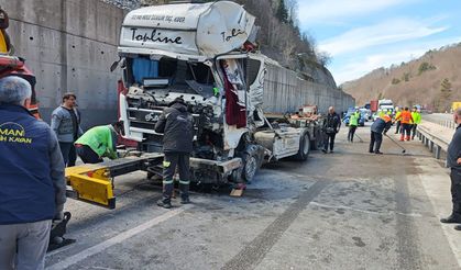 Bilecik'te tırın devrildiği kaza ulaşımda aksamaya neden oldu