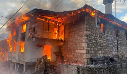 Artvin'de 4 ev, cami ve lojman yandı! Kaymakam'dan açıklama