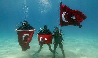 Fethiye'de dalgıçlar 19 Mayıs'ı deniz altında kutladı