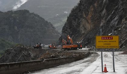 Giresun'da heyelan, kara yolu ulaşıma kapandı
